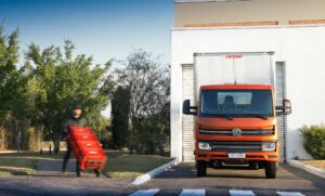 Em caminhões leves, Mercedes-Benz Accelo 917 encurta distância do 817
