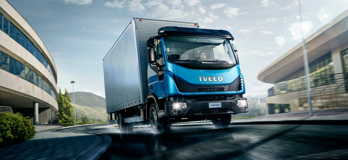 Em caminhões leves, Mercedes-Benz Accelo 917 encurta distância do 817