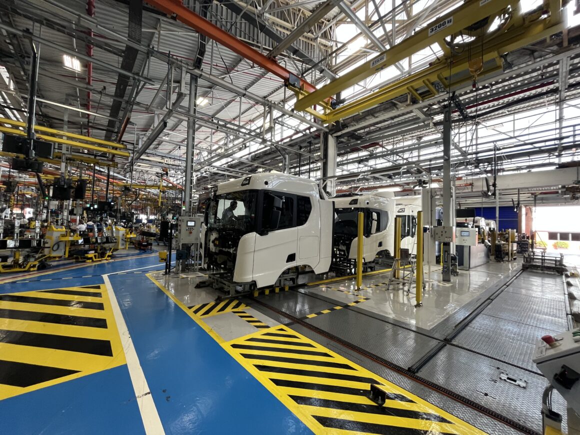 Exportações de caminhões evitam tombo maior da indústria em julho