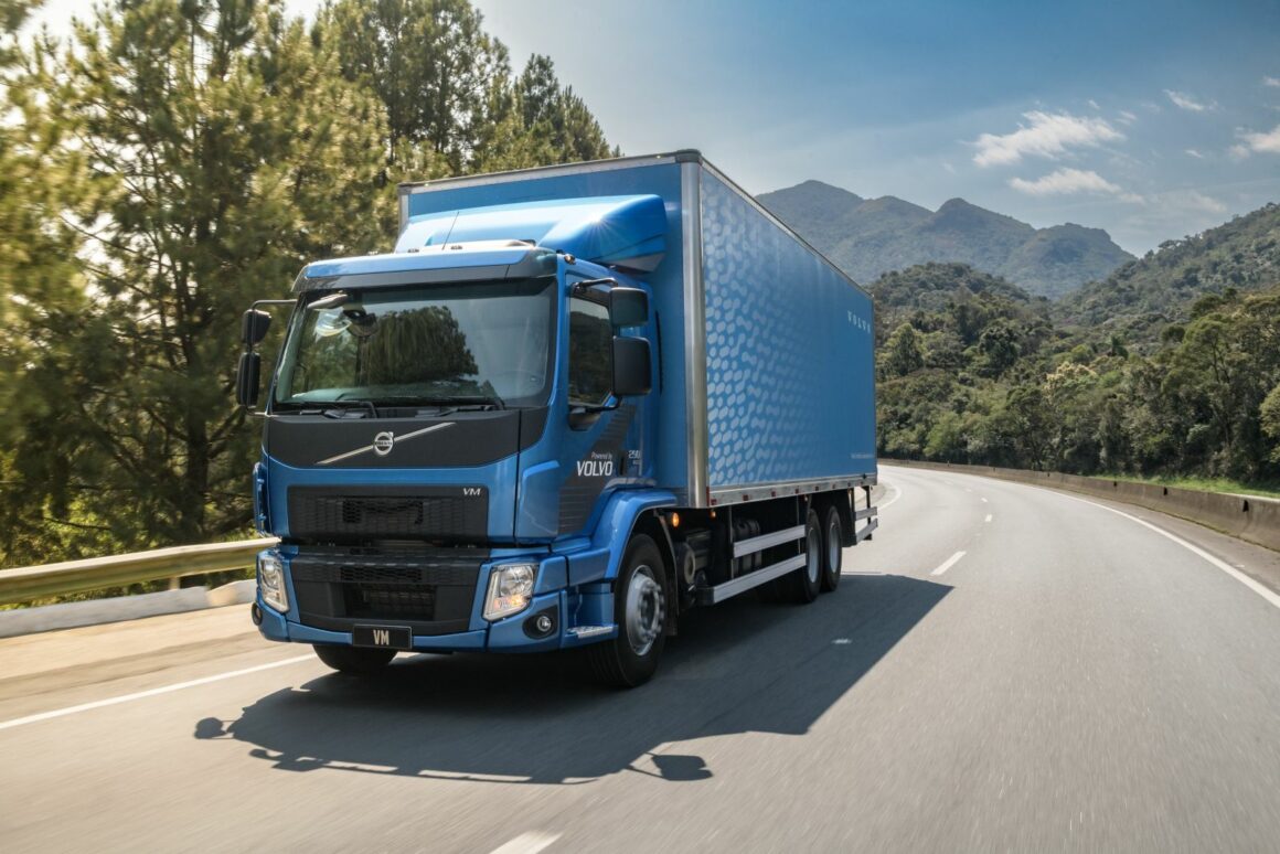 Venda de caminhões semipesados avança e Volvo VM 290 segue líder
