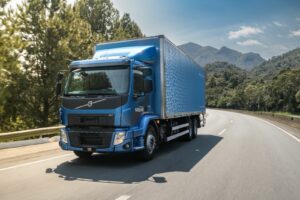 Venda de caminhões semipesados avança e Volvo VM 290 segue líder