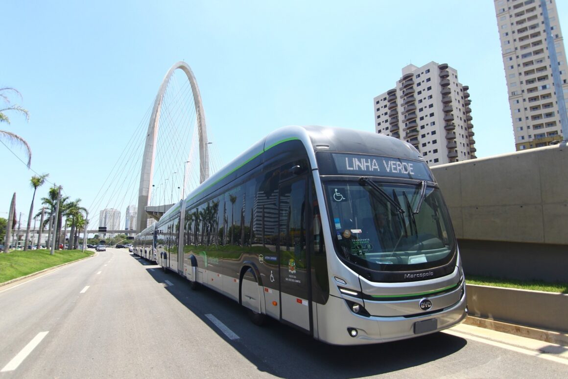 Ônibus elétricos articulados e biarticulados ganham espaço no transporte coletivo