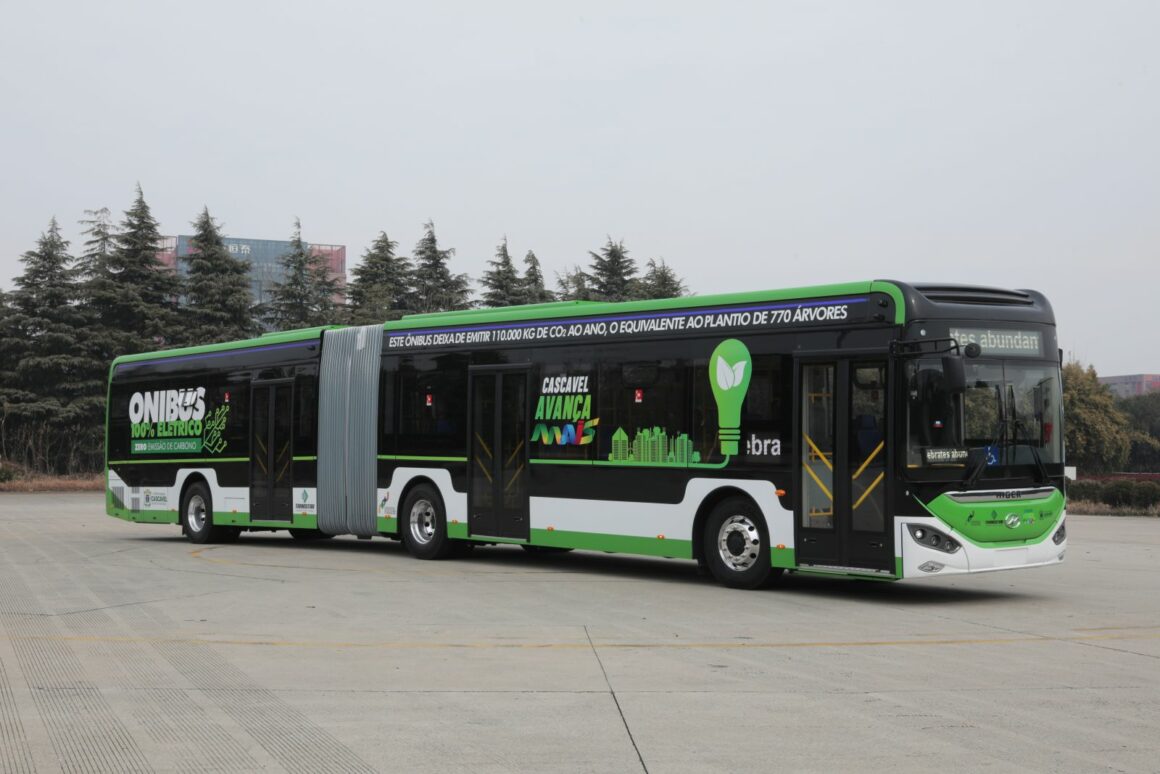 Ônibus elétricos articulados e biarticulados ganham espaço no transporte coletivo