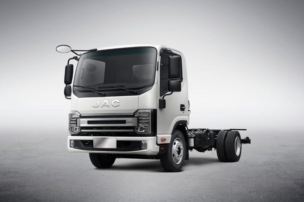 JAC Caminhões da China prepara estreia no Brasil com linha a diesel