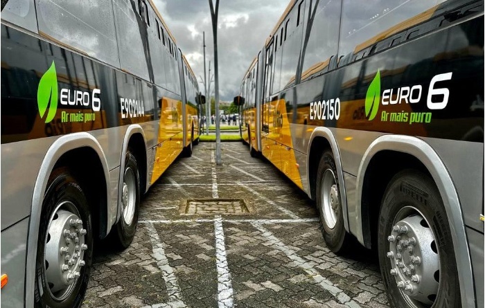 Venda de ônibus cai em agosto, mas mantém alta em 2025