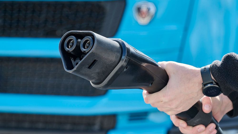 Mercado de caminhões e ônibus elétricos e a gás cresce, mas mostra contrastes em 2025