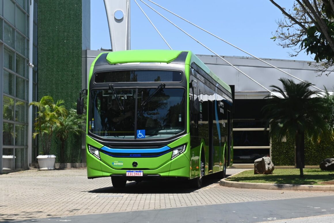 Mercado de caminhões e ônibus elétricos e a gás cresce, mas mostra contrastes em 2025