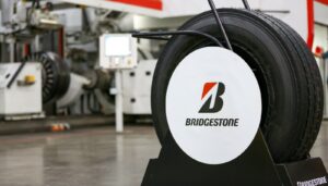 Bridgestone lança pneu R167E para ônibus urbanos e aposta em eletrificação
