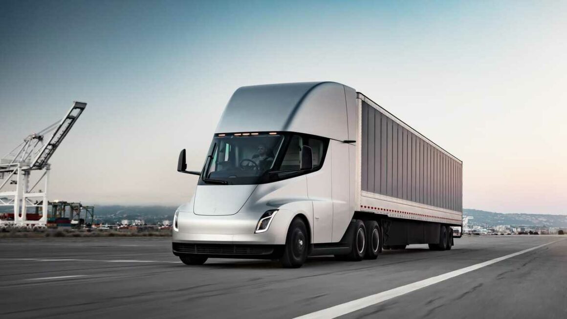 Tesla Semi divide opiniões: potência e conforto agradam, mas alcance e cabine geram críticas
