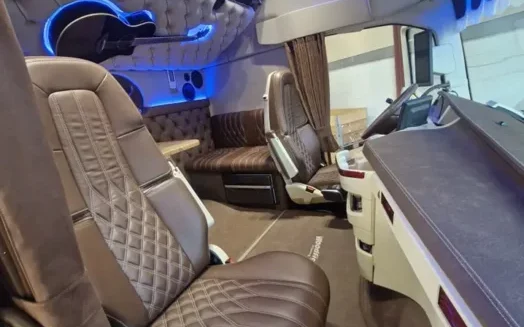 Volvo Globetrotter XXL ganha “lounge” e compartimentos maiores após reforma ousada