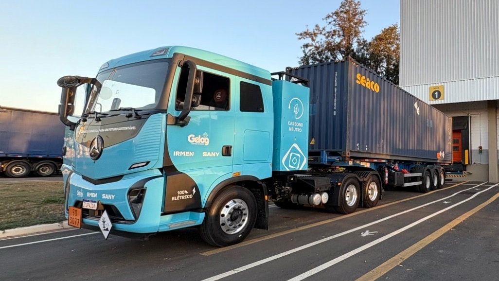 Caminhão elétrico roda 250 km de Santos a Paulínia com container de 27 t; veja o vídeo