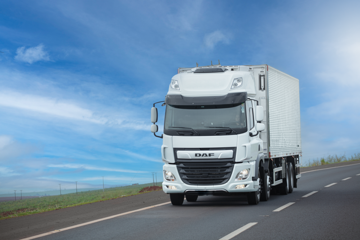 Caminhões semipesados 8x2 ganham força no transporte regional; conheça os modelos