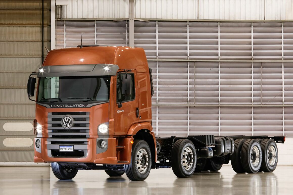 Caminhões semipesados 8x2 ganham força no transporte regional; conheça os modelos