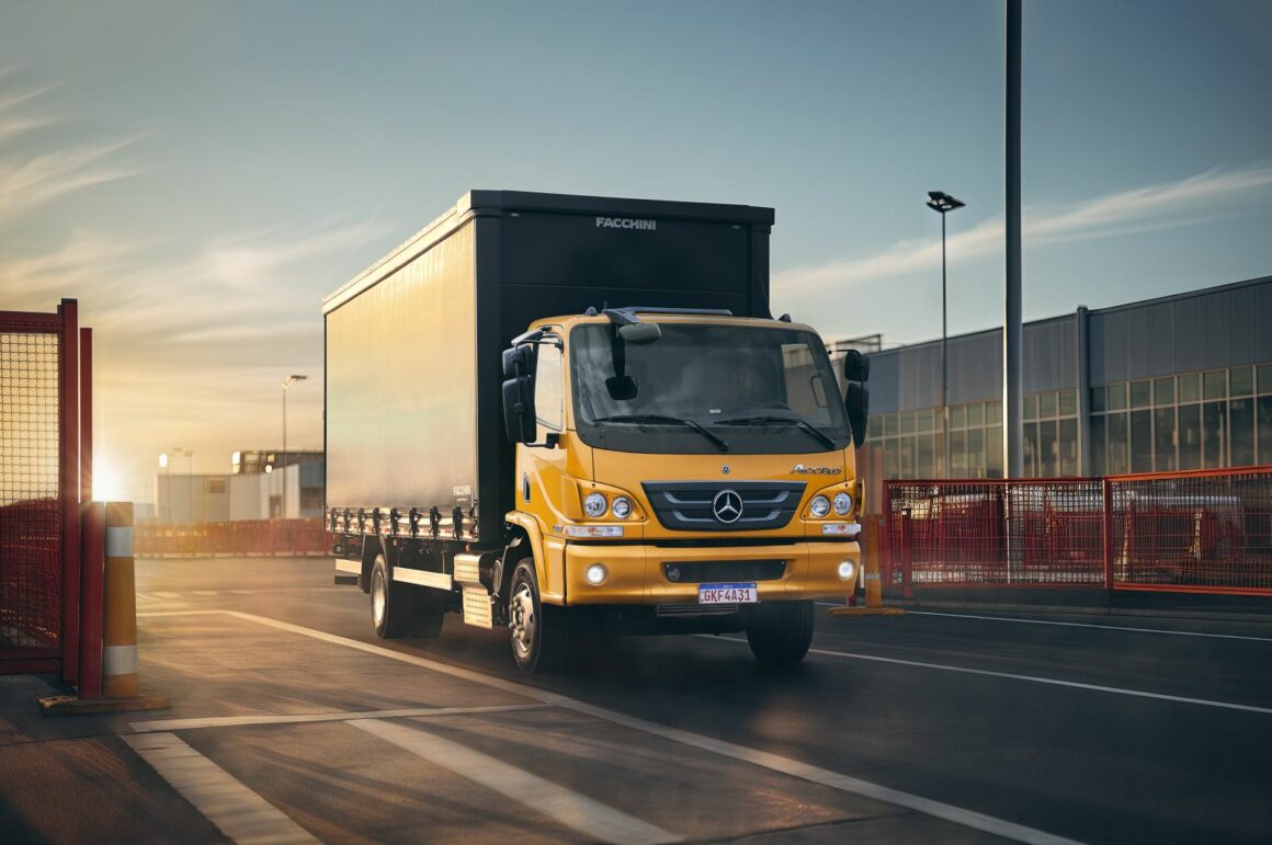 Mercedes-Benz Accelo 1017 mantém liderança e consolida nova fase do segmento